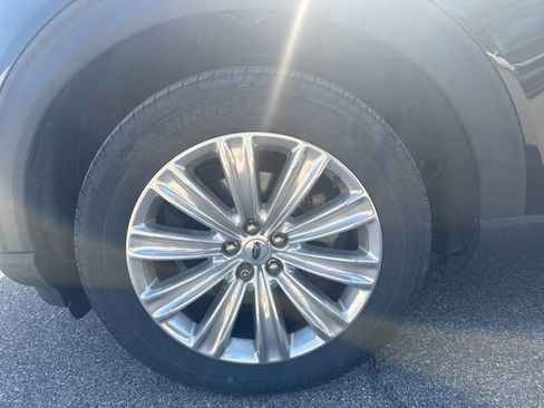 Used 2022 Ford Explorer Limited w/ Equipment Group 301A AWD/4WD image 7