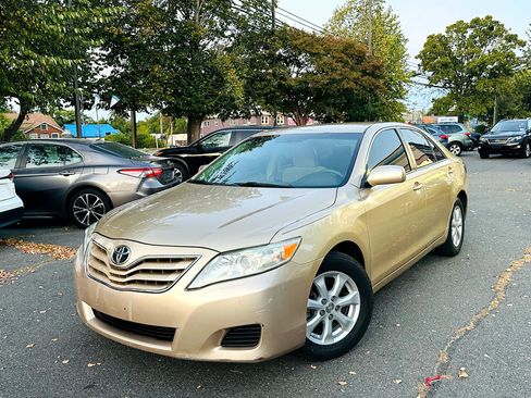 Used 2011 Toyota Camry LE w/ LE Extra-Value Pkg image 2