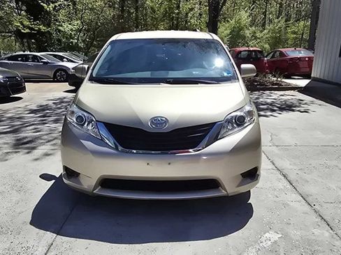 Used 2011 Toyota Sienna LE image 8