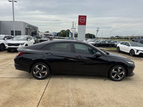 Used 2023 Hyundai Elantra SEL w/ Convenience Package FWD image 15