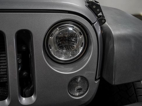 Used 2018 Jeep Wrangler Unlimited Rubicon w/ Connectivity Group AWD/4WD image 7