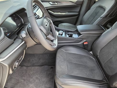 New 2025 Jeep Grand Cherokee Altitude image 12