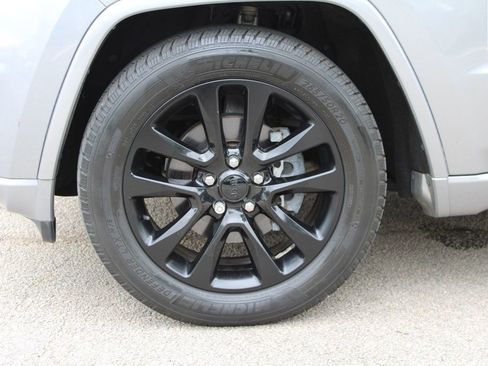 Used 2017 Jeep Grand Cherokee Altitude RWD image 32