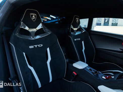 Used 2021 Lamborghini Huracan STO RWD image 42