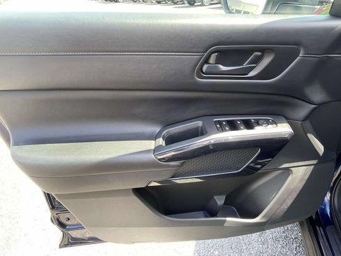 Used 2025 Nissan Pathfinder SV FWD image 15