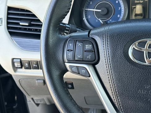 Used 2017 Toyota Sienna XLE w/ XLE Navigation Package image 10