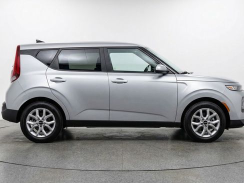 Used 2025 Kia Soul LX w/ LX Technology Package FWD image 11