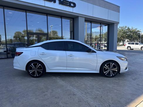 Used 2021 Nissan Sentra SR image 2