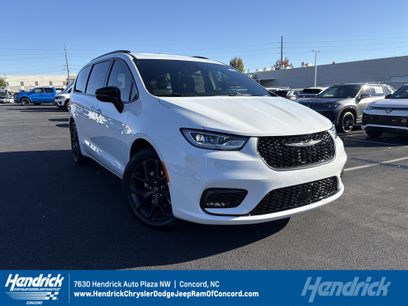 New 2026 Chrysler Pacifica Select