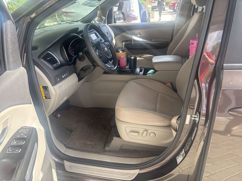 Used 2015 Kia Sedona LX w/ LX Convenience Package image 4