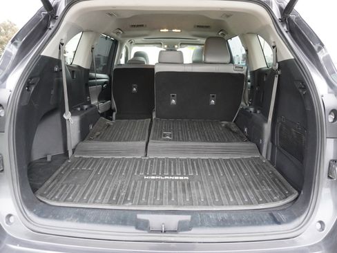 Used 2022 Toyota Highlander XLE image 12