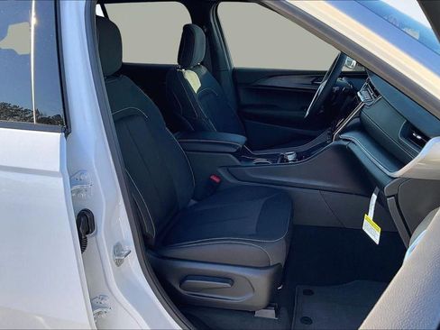 New 2025 Jeep Grand Cherokee Laredo image 8