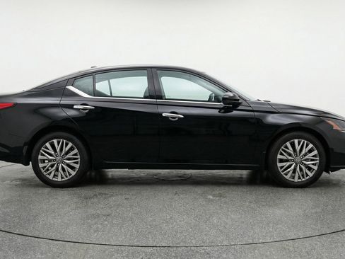 Used 2025 Nissan Altima 2.5 SV image 11