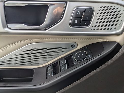 Used 2020 Ford Explorer Platinum w/ Premium Technology Package image 60