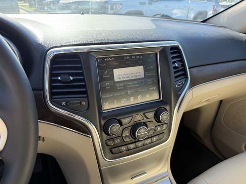 Used 2017 Jeep Grand Cherokee Limited image 19