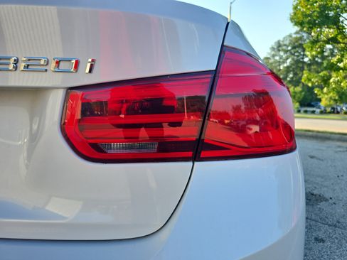 Used 2017 BMW 320i xDrive Sedan AWD/4WD image 32