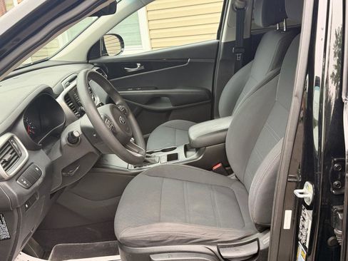 Used 2017 Kia Sorento FWD image 17