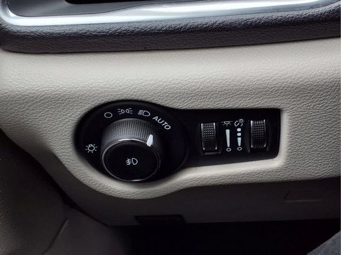 Used 2024 Chrysler Pacifica Touring-L FWD image 20