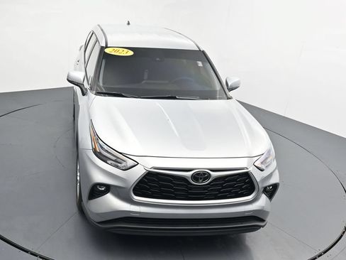 Used 2023 Toyota Highlander LE FWD image 22
