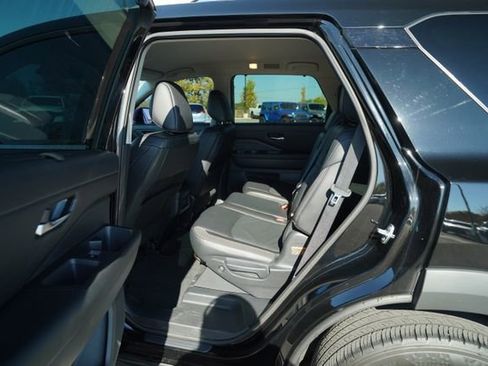 Used 2023 Nissan Pathfinder SL image 15