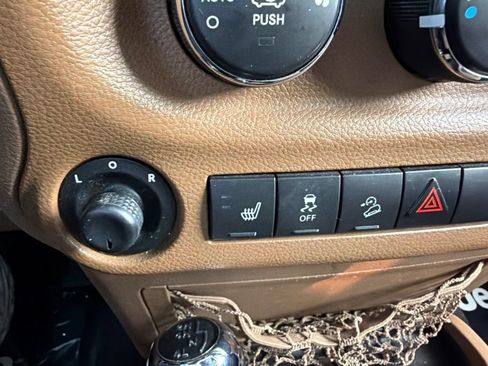 Used 2013 Jeep Wrangler Unlimited Rubicon w/ Connectivity Group AWD/4WD image 28
