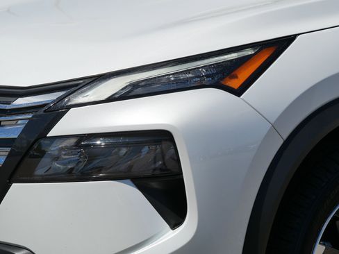 Used 2025 Nissan Rogue SV AWD/4WD image 16