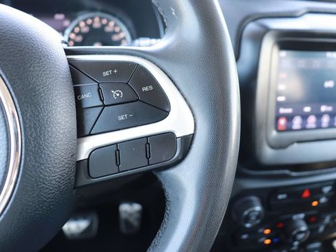 Used 2021 Jeep Renegade Latitude FWD image 19