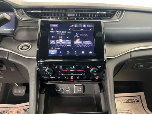 Used 2024 Jeep Grand Cherokee Altitude image 12