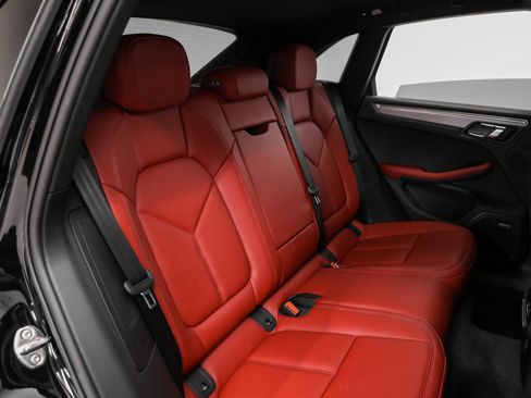 Certified 2025 Porsche Macan image 24