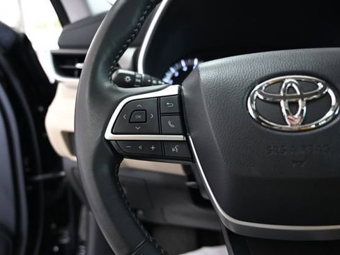 Used 2023 Toyota Highlander XLE AWD/4WD image 26