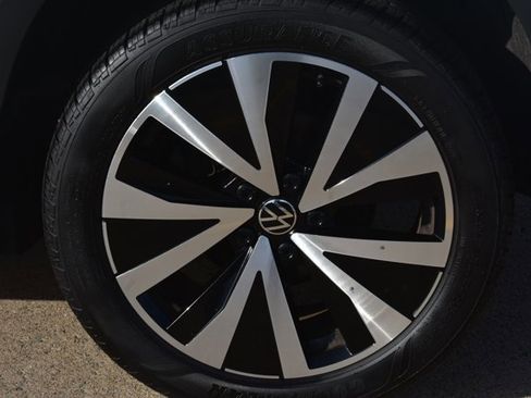 Used 2024 Volkswagen Taos SE FWD image 10