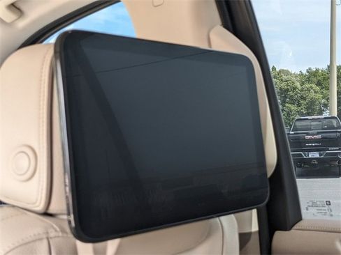 Used 2024 GMC Yukon Denali w/ Denali Reserve Package image 17