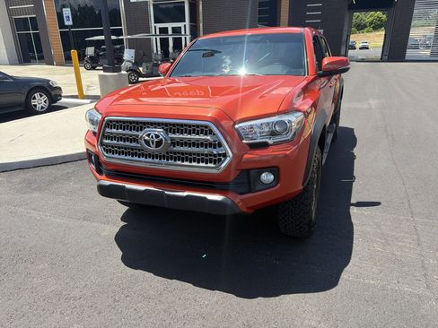 Used 2017 Toyota Tacoma TRD Off-Road w/ Tow Package (A/T) AWD/4WD image 3