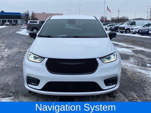 Used 2024 Chrysler Pacifica Select image 2