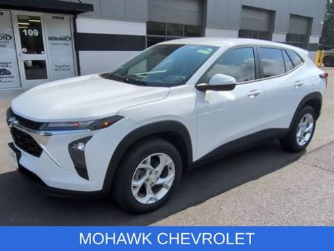 Used 2024 Chevrolet Trax LS w/ LS Convenience Package FWD image 4