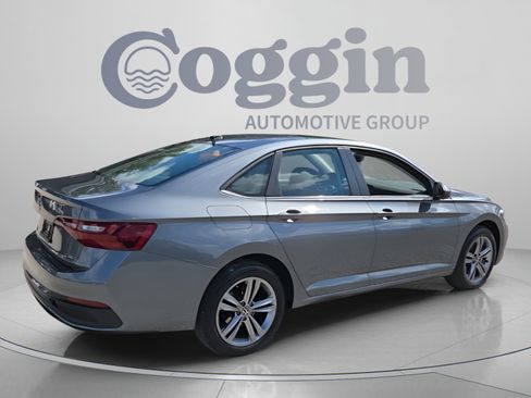 Used 2023 Volkswagen Jetta SE w/ Panoramic Sunroof Package FWD image 5
