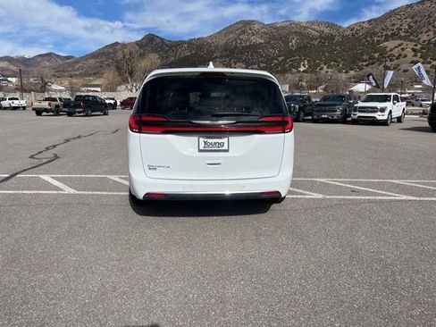 Used 2022 Chrysler Pacifica Touring-L image 5