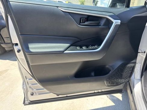 Used 2021 Toyota RAV4 LE AWD/4WD image 18