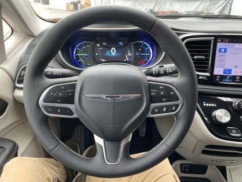 Used 2024 Chrysler Pacifica Limited FWD image 19