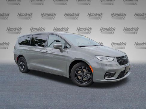 Used 2022 Chrysler Pacifica Limited w/ Uconnect Theater Family Group FWD image 2