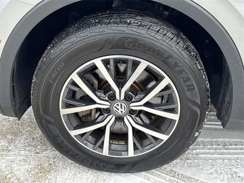 Used 2020 Volkswagen Tiguan SE w/ Panoramic Sunroof Package image 9