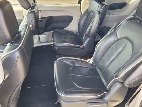 Used 2023 Chrysler Pacifica Limited FWD image 11