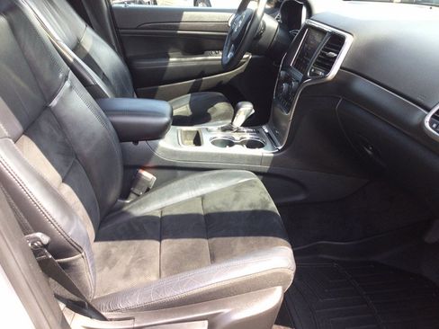Used 2018 Jeep Grand Cherokee Altitude AWD/4WD image 24