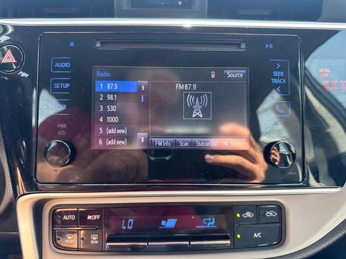 Used 2018 Toyota Corolla LE FWD image 13