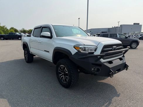 Used 2017 Toyota Tacoma TRD Off-Road w/ Tow Package (A/T) AWD/4WD image 8