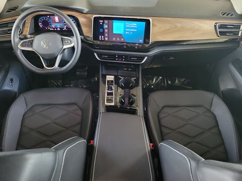 Used 2024 Volkswagen Atlas SE w/ Panoramic Sunroof Package FWD image 12