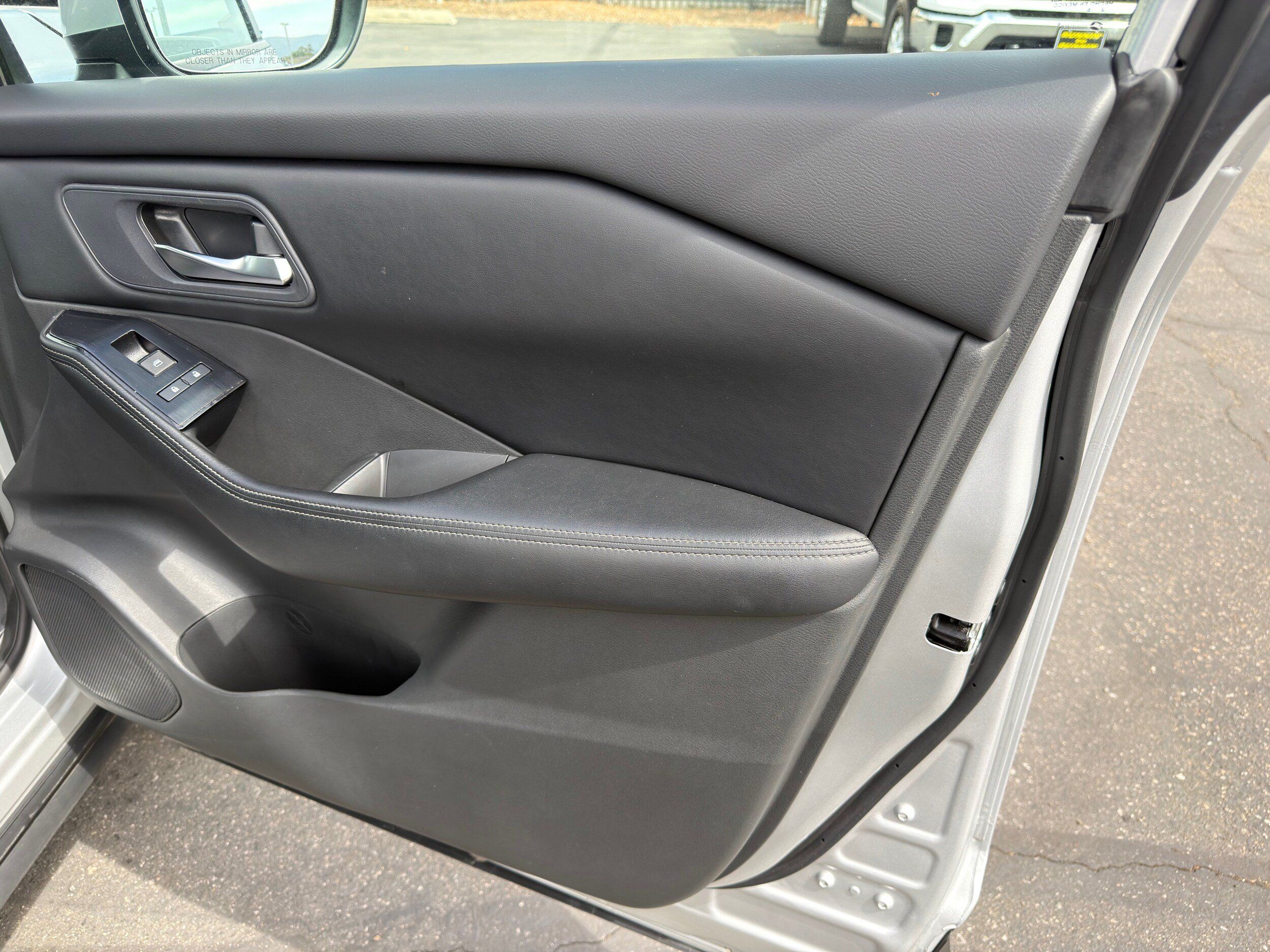 Used 2024 Nissan Rogue SV AWD/4WD image 11