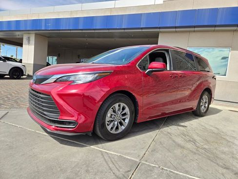 Used 2022 Toyota Sienna LE FWD image 2