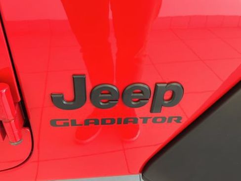 Used 2020 Jeep Gladiator Sport w/ Technology Group AWD/4WD image 8