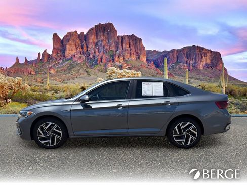 Used 2023 Volkswagen Jetta SEL FWD image 3